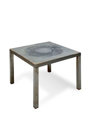 une image représentant une table dont le plateau est orné d'un motif circulaire