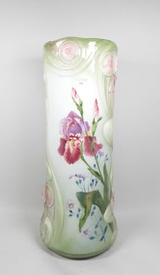 un vase orné d'un motif floral