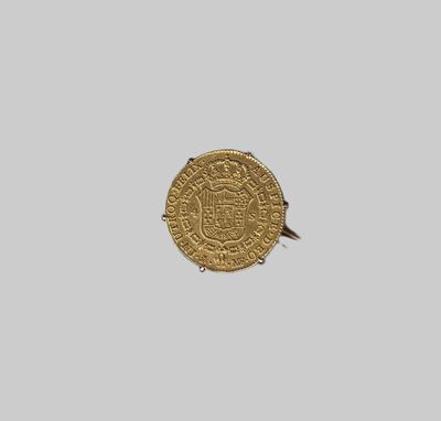 gros plan d'une pièce d'or sur une surface blanche