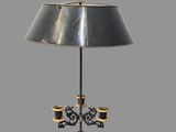 l'image d'une lampe posée sur une table