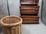 un panier en osier posé à côté d'une commode en bois