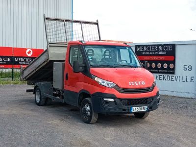 un camion rouge garé devant un bâtiment
