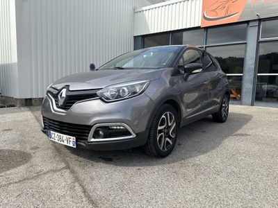 une voiture grise garée devant un bâtiment