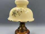 l'image d'une lampe posée sur une table