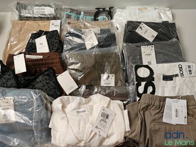 de nombreux types de vêtements exposés dans une boîte