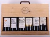 quatre bouteilles de vin dans un coffret en bois muni d'une poignée