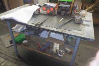 un établi sur lequel sont posés des outils dans un garage