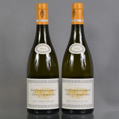 deux bouteilles de vin posées l'une à côté de l'autre sur une table