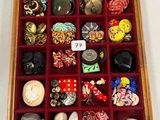 une boîte en bois remplie d'une multitude de bijoux de toutes sortes