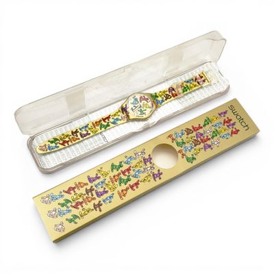 une boîte en plastique contenant un stylo et une règle
