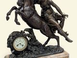 une statue représentant un homme à cheval, sur laquelle est placée une horloge