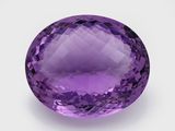 des pierres précieuses améthorates violettes sur fond blanc