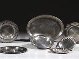 beaucoup de plats en argent sur une table blanche