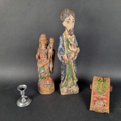 trois figurines représentant un homme et une femme, ainsi qu'un bougeoir
