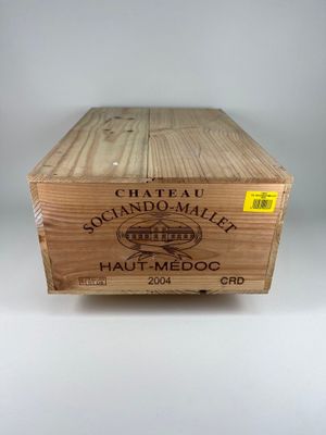 une boîte en bois avec une étiquette sur une table