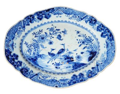 CHINE PLAT oblongue en porcelaine bleu blanc à décor de vola…