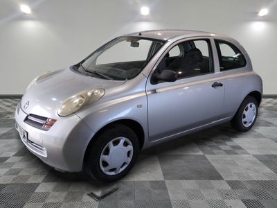 une petite voiture argentée garée dans une pièce