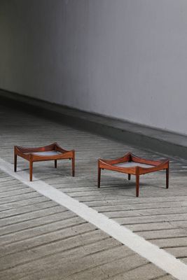 deux petites tables en bois posées à même le sol, l'une à côté de l'autre