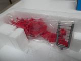 un tas de Lego rouges dans un bac en plastique