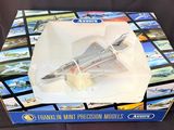 une boîte contenant une maquette d'avion de chasse