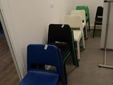un grand nombre de chaises alignées dans une pièce