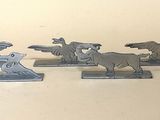 tout un tas de figurines qui sont posées sur une table