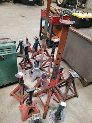 un tas d'outils posé par terre dans un garage