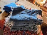 une pile de jeans empilés les uns sur les autres