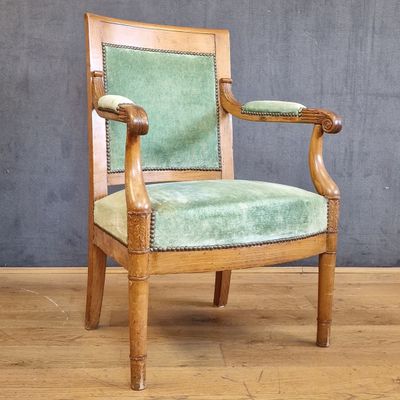 une chaise en bois avec un revêtement vert, rembourrée, rembourrée, rembourrée, rembourrée, rembourrée, rembourrée, rembourrée