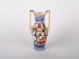 un vase bleu et blanc orné d'un motif floral