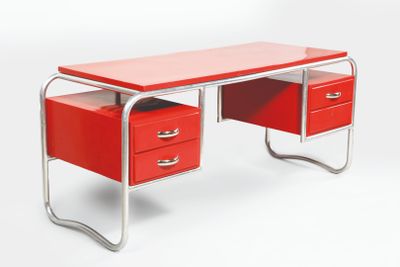 un bureau rouge surmonté de deux tiroirs rouges