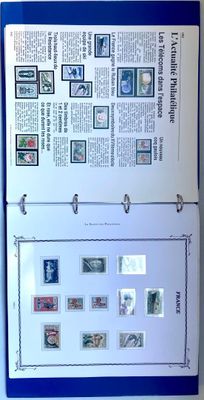 une photo d'une photo d'un livre avec des timbres
