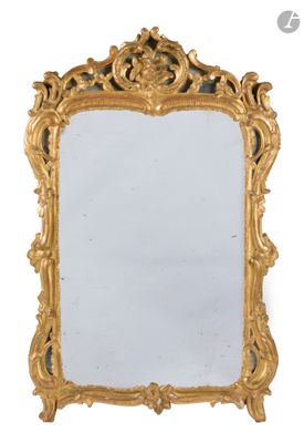 une image d'un miroir encadré d'or sur un fond blanc