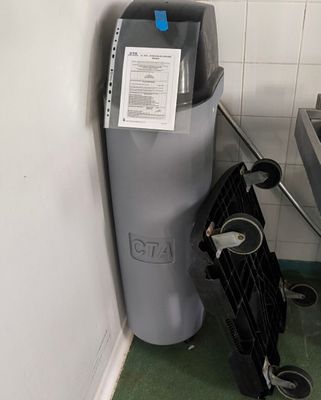 une poubelle à côté d'un bac à ordures dans une salle de bains