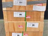 une pile de cartons posés sur une palette et portant des étiquettes