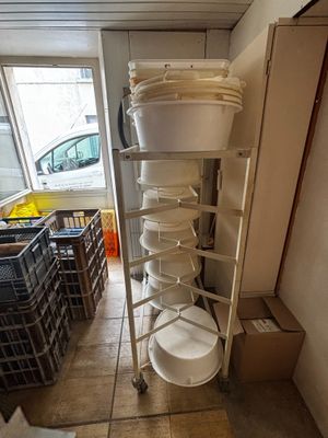une pile d'assiettes et de casseroles posée sur un chariot dans une pièce