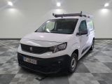 la photo d'une camionnette blanche garée dans une pièce