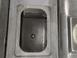 vue rapprochée d'un évier en métal dans une salle de bains
