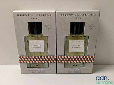 deux petits flacons de parfum posés l'un sur l'autre