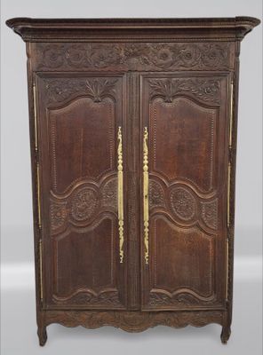 Armoire en bois naturel à décor sculpté de rinceaux fleuris …
