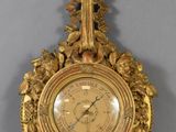 une horloge dorée accrochée au mur, sur laquelle figure une croix