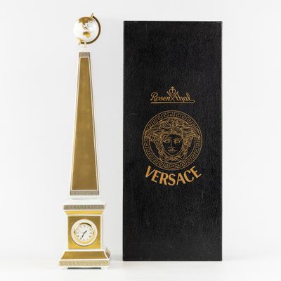 une horloge posée à côté d'une boîte noire