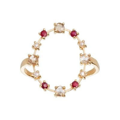 gros plan d'une bague en or avec des pierres rouges et blanches