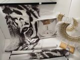 une photo d'un tigre exposée dans un magasin