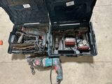 une boîte à outils avec des outils à l'intérieur sur le sol