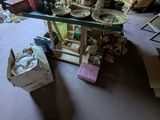 une table avec beaucoup d'objets dans une pièce