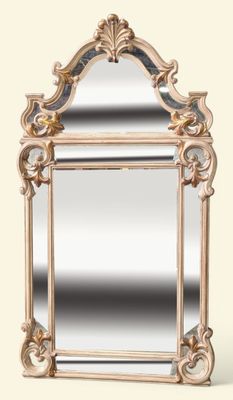 un miroir posé sur une table