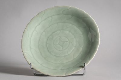 21. Plat polylobé, Chine, XIX-XXe siècle, en forme de lotus …