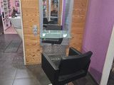 une chaise noire placée devant un miroir dans un salon