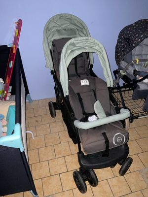 un bébé dans une poussette à côté d'un berceau